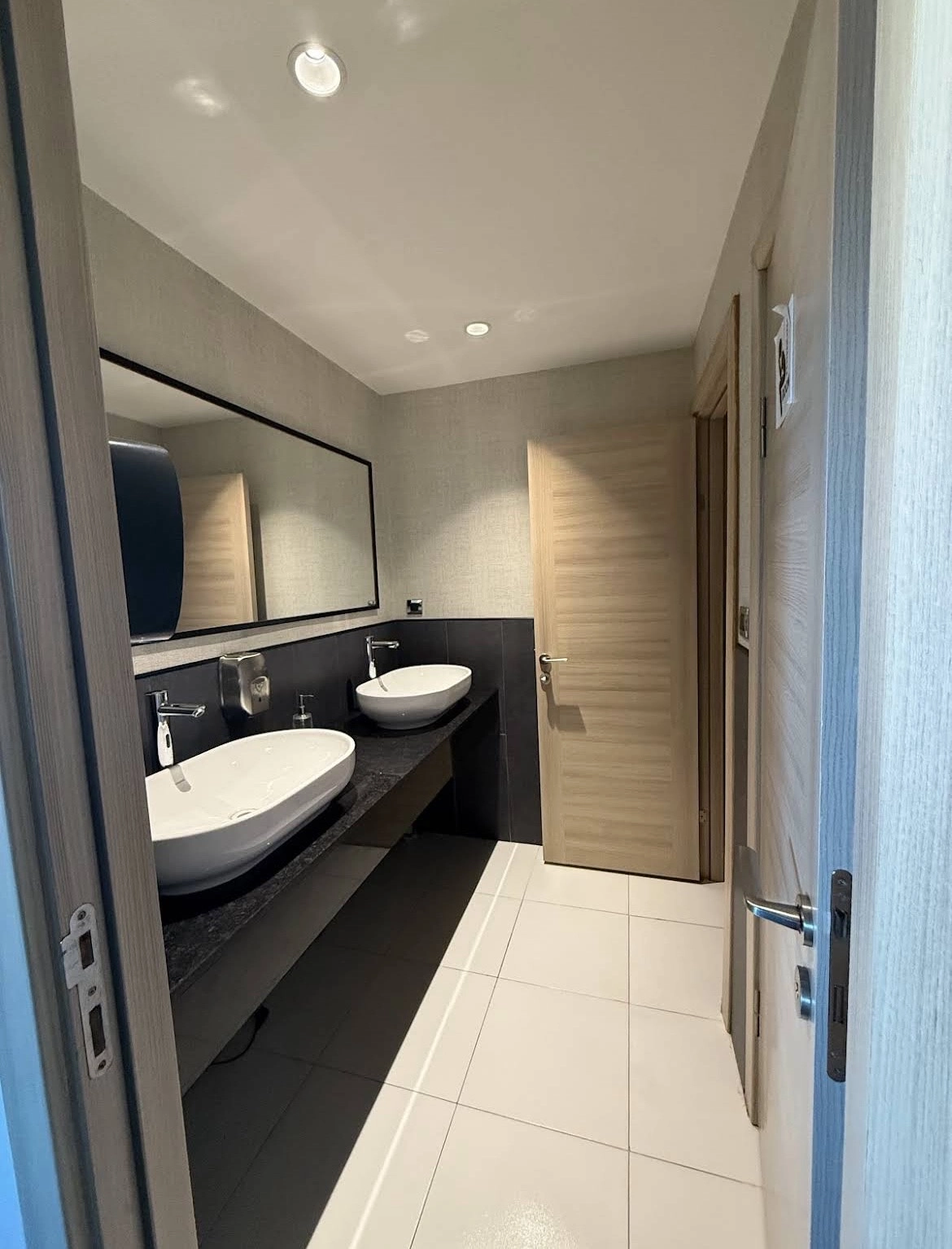 Izdavanje: Poslovni prostor 740 m² – Zeta, Podgorica — fotografija 19