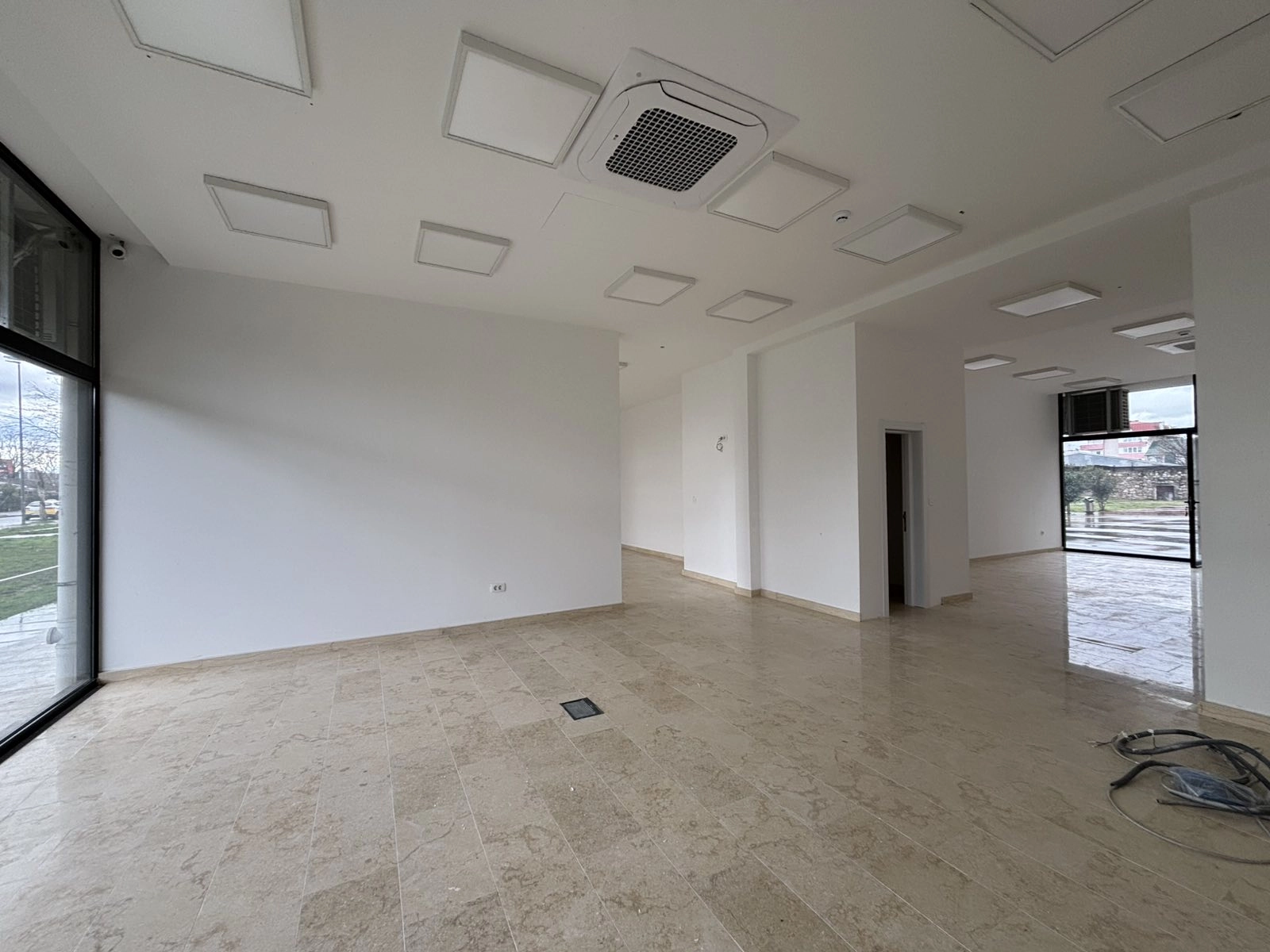 Izdavanje: Poslovni prostor 123 m² – Pobrežje, Podgorica — fotografija 3