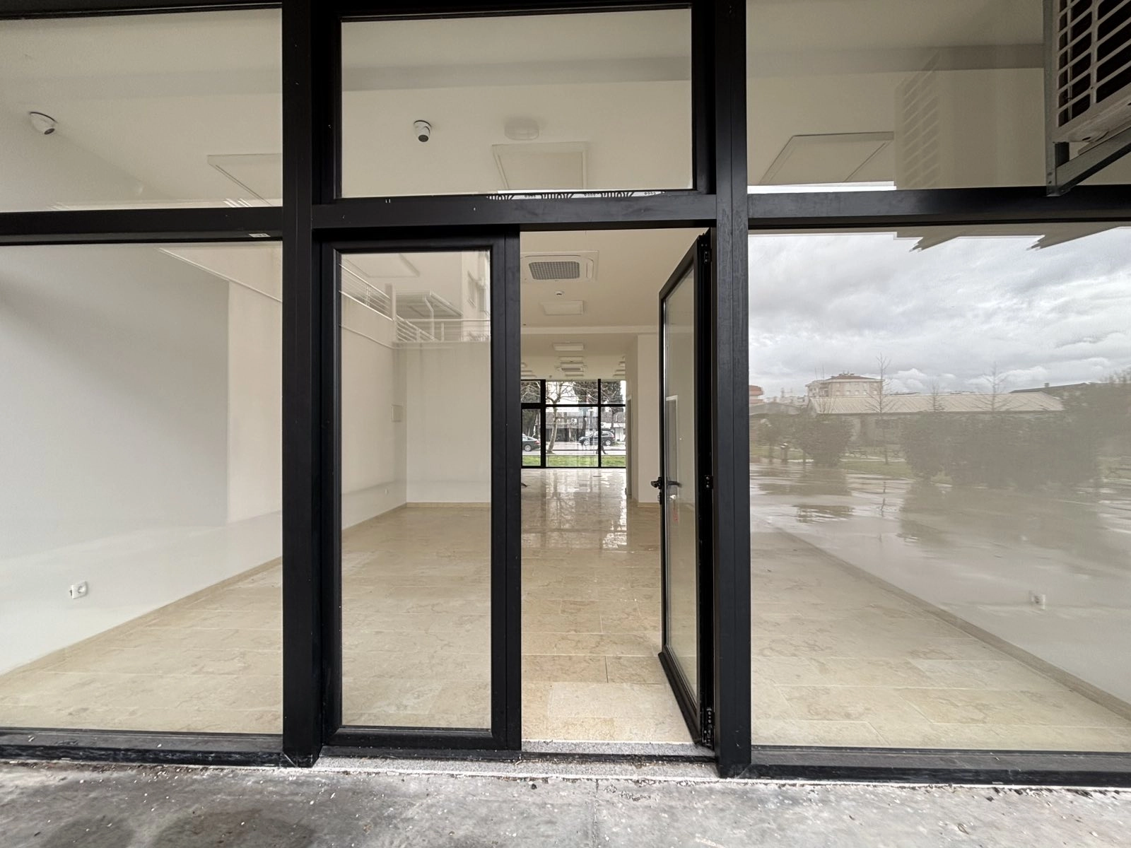 Izdavanje: Poslovni prostor 123 m² – Pobrežje, Podgorica — fotografija 8