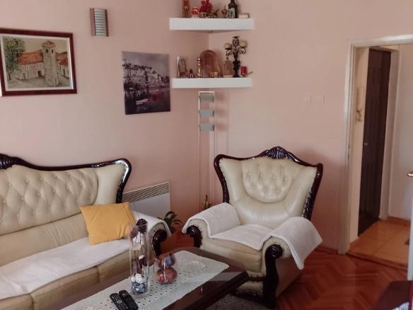 Renoviran namješten dvosoban stan u Podgorici