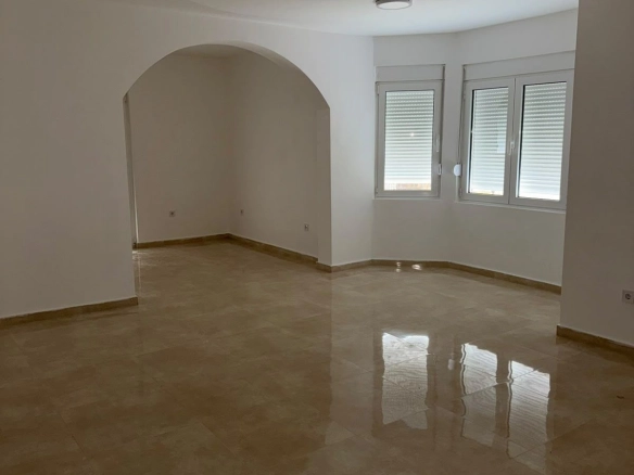 Izdavanje: Kuća 500 m² – Stari aerodrom, Podgorica — fotografija 2
