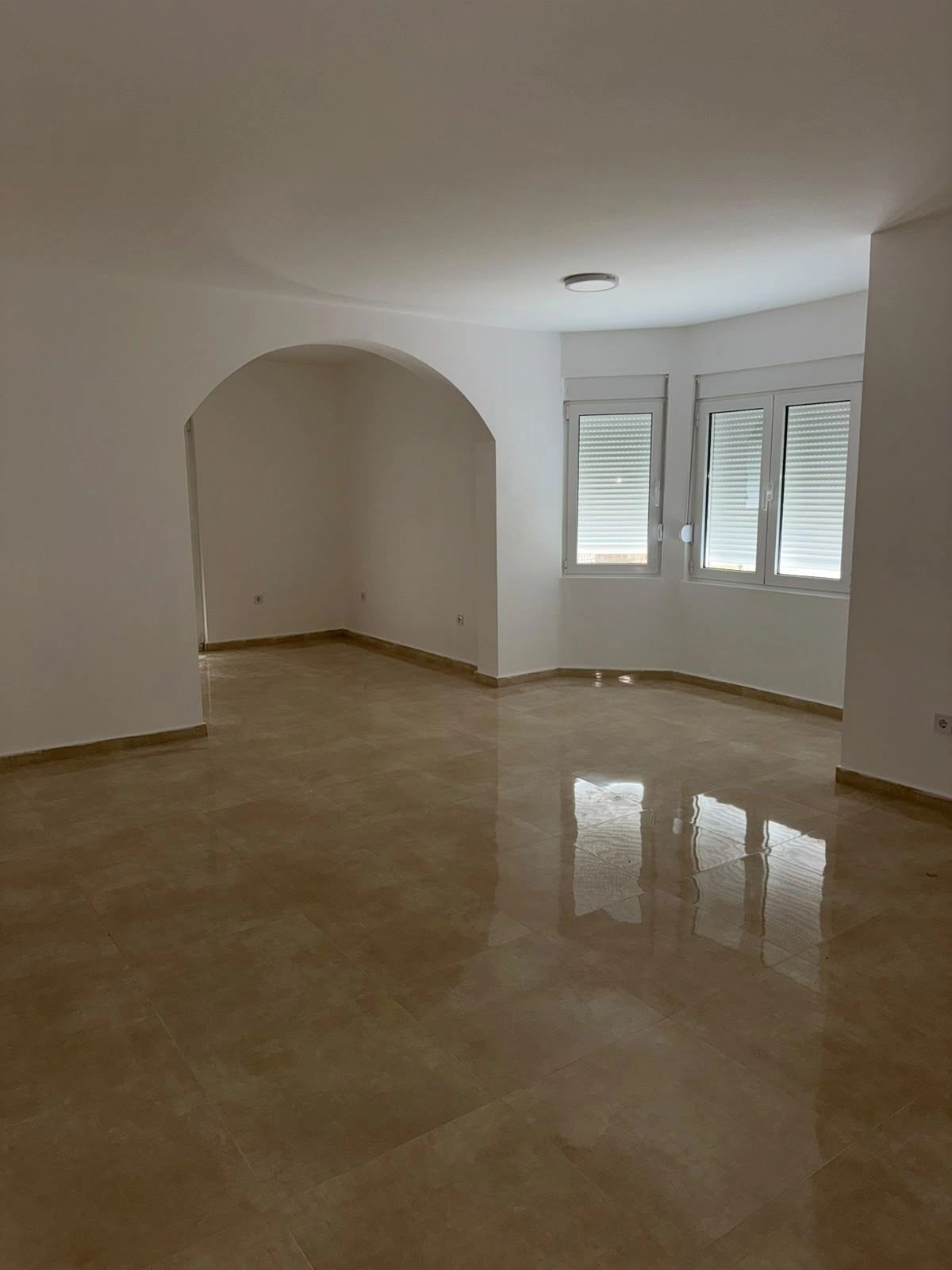 Izdavanje: Kuća 500 m² – Stari aerodrom, Podgorica — fotografija 2