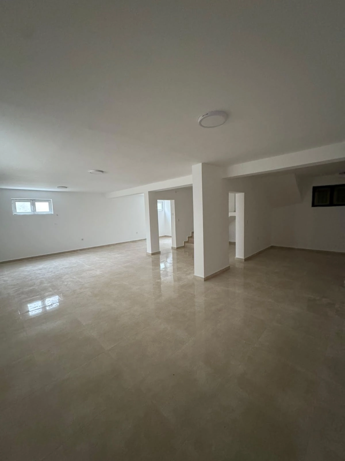 Izdavanje: Kuća 500 m² – Stari aerodrom, Podgorica — fotografija 6