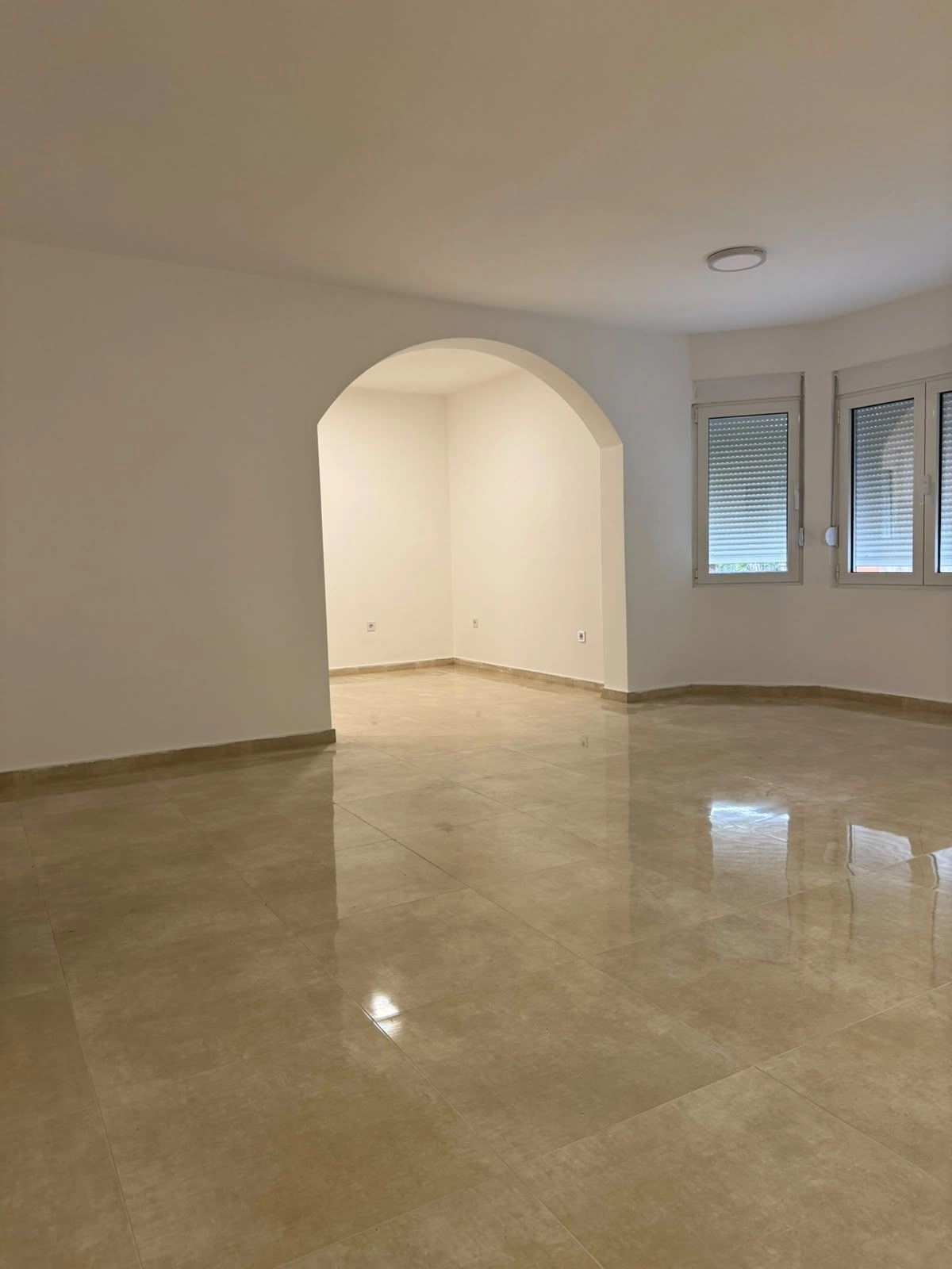 Izdavanje: Kuća 500 m² – Stari aerodrom, Podgorica — fotografija 10