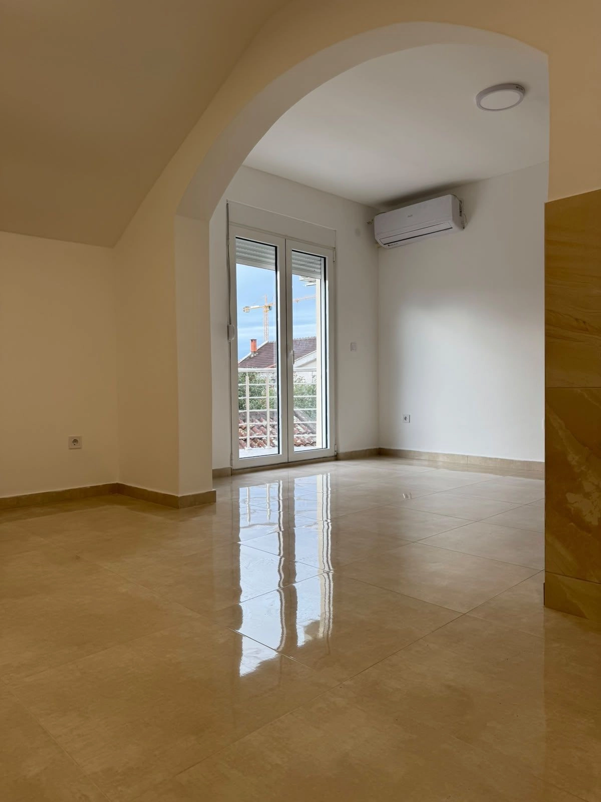 Izdavanje: Kuća 500 m² – Stari aerodrom, Podgorica — fotografija 19