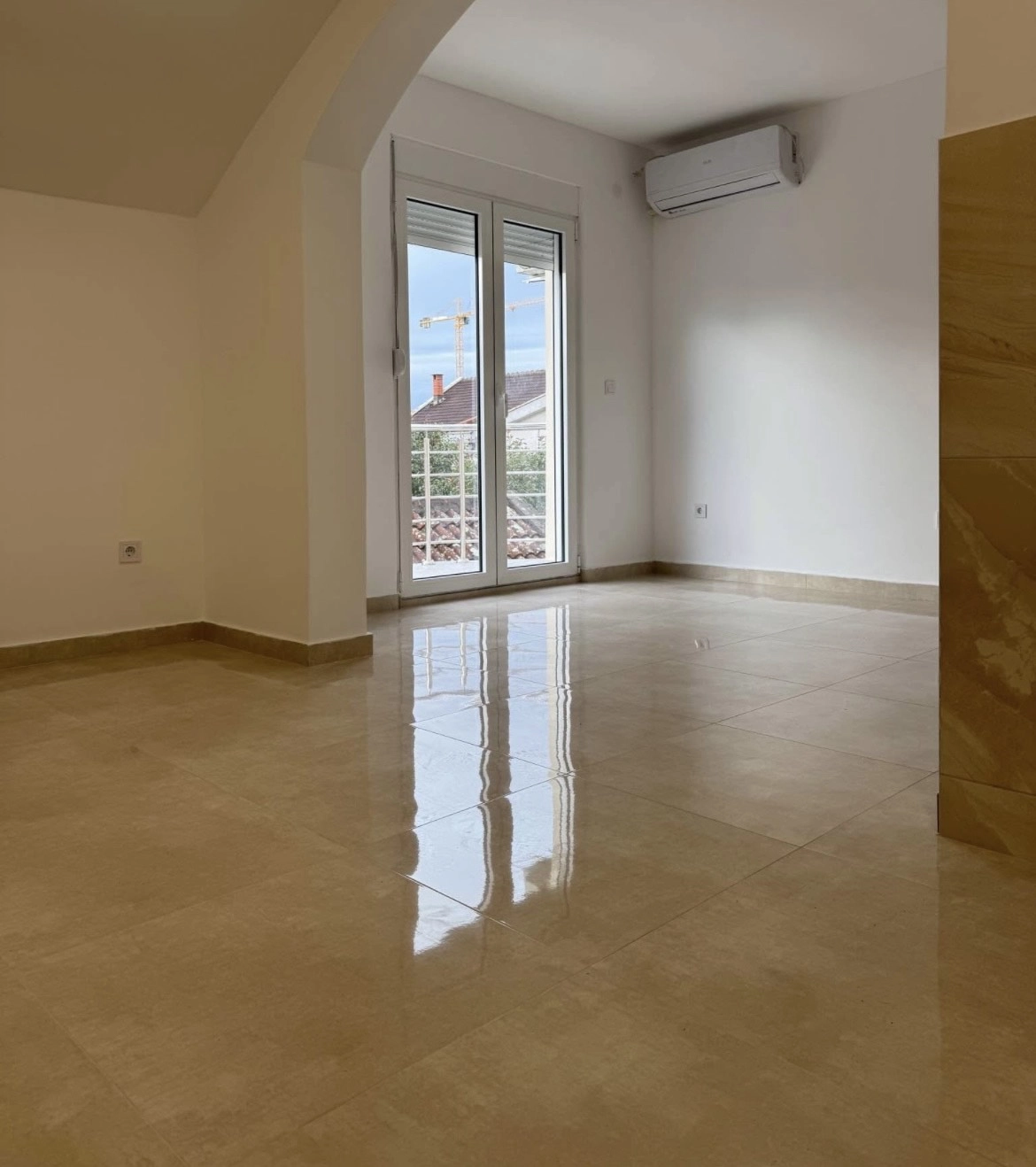 Kuca-za-izdavanje-Stari-aerodrom-Podgorica-1 Izdavanje: Kuća 500 m² – Stari aerodrom, Podgorica — fotografija 2