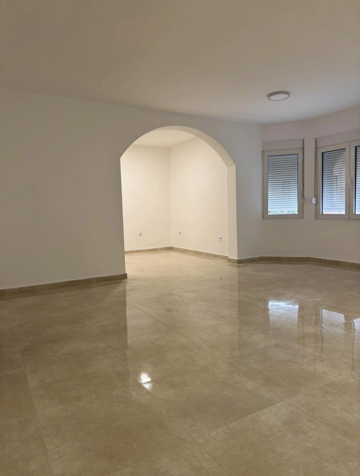 Kuca-za-izdavanje-Stari-aerodrom-Podgorica-3 Izdavanje: Kuća 500 m² – Stari aerodrom, Podgorica — fotografija 4