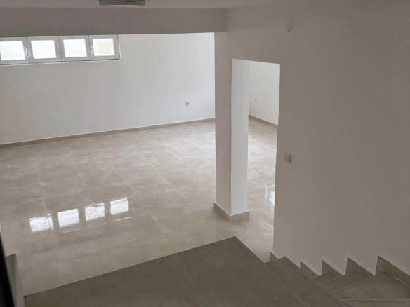 Izdavanje: Kuća 500 m² – Stari aerodrom, Podgorica — fotografija 5