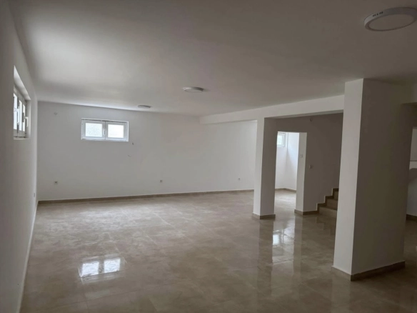 Izdavanje: Kuća 500 m² – Stari aerodrom, Podgorica — fotografija 6