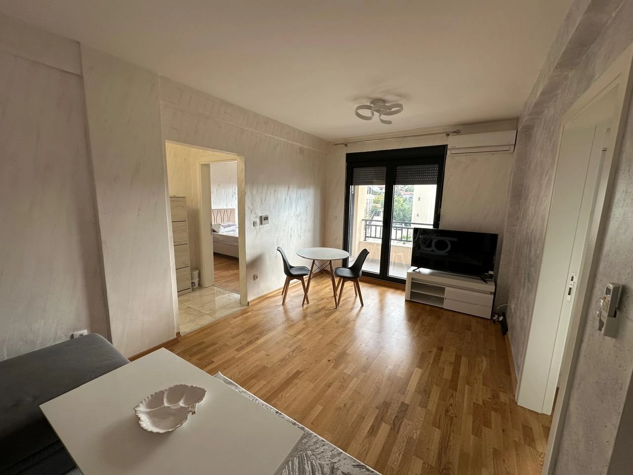 Namjesten-dvosoban-stan-u-Seljanovu-Tivat-3 Izdavanje: Dvosoban stan 70 m² – Seljanovo, Tivat — fotografija 4