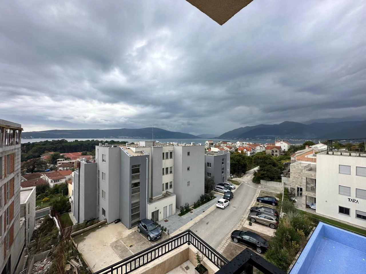 Jednosoban-stan-sa-pogledom-na-more-Seljanovo-Tivat-3 Izdavanje: Jednosoban stan 50 m² – Seljanovo, Tivat — fotografija 4