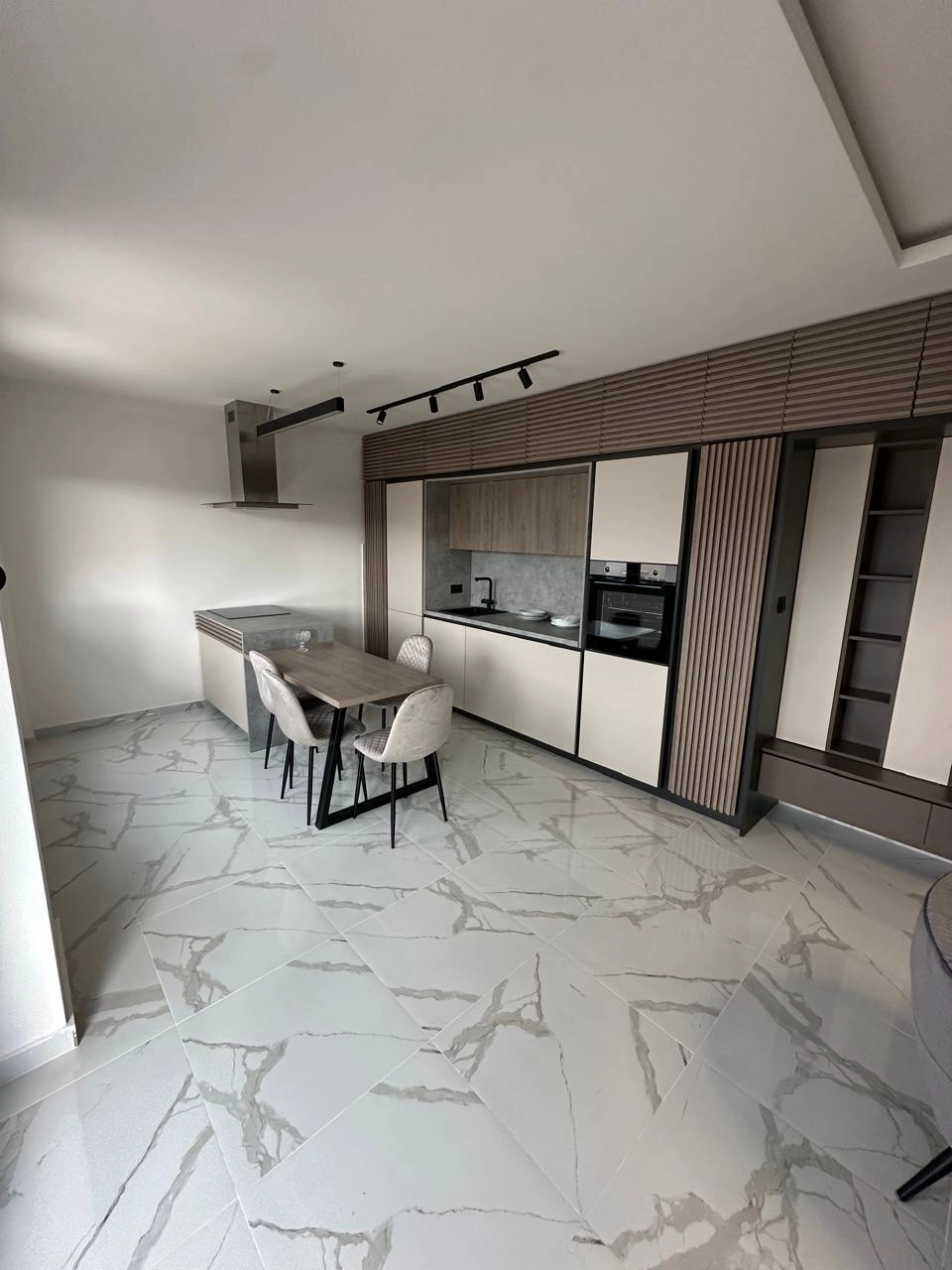 Jednosoban-stan-sa-pogledom-na-more-Seljanovo-Tivat-4 Izdavanje: Jednosoban stan 50 m² – Seljanovo, Tivat — fotografija 5