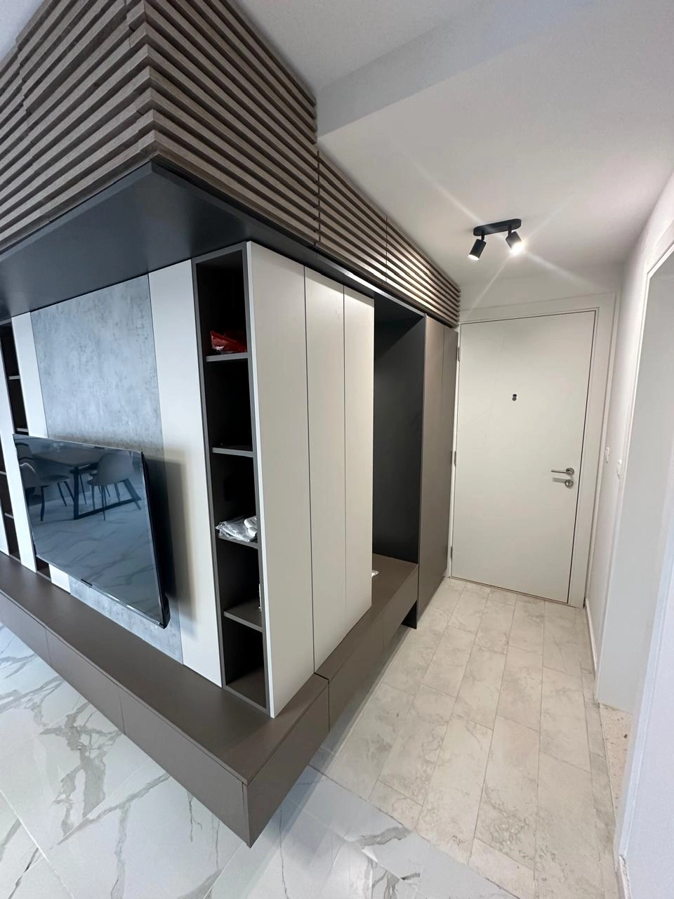Jednosoban-stan-sa-pogledom-na-more-Seljanovo-Tivat-6 Izdavanje: Jednosoban stan 50 m² – Seljanovo, Tivat — fotografija 7