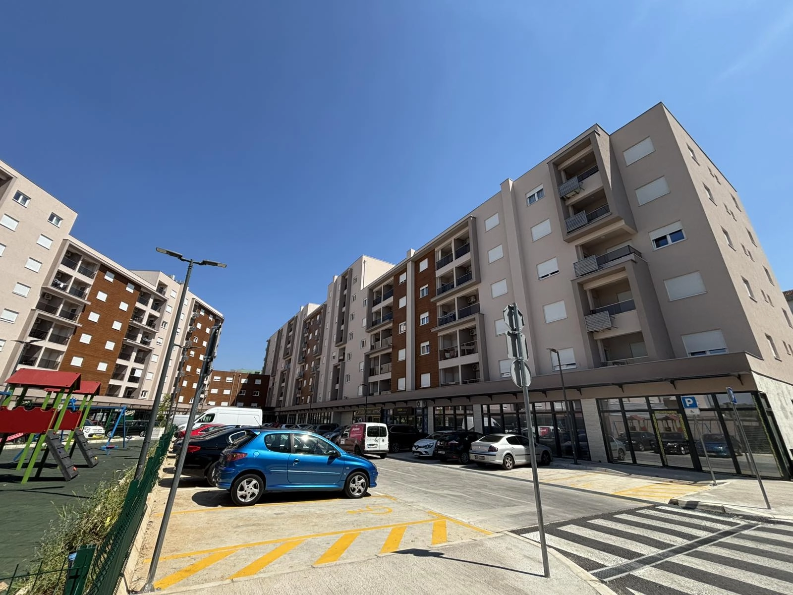 Poslovni-prostor-100-m²-u-zgradi-Ventura-Stari-aerodrom-Podgorica-1 Izdavanje: Poslovni prostor 100 m² – Stari aerodrom, Podgorica — fotografija 2