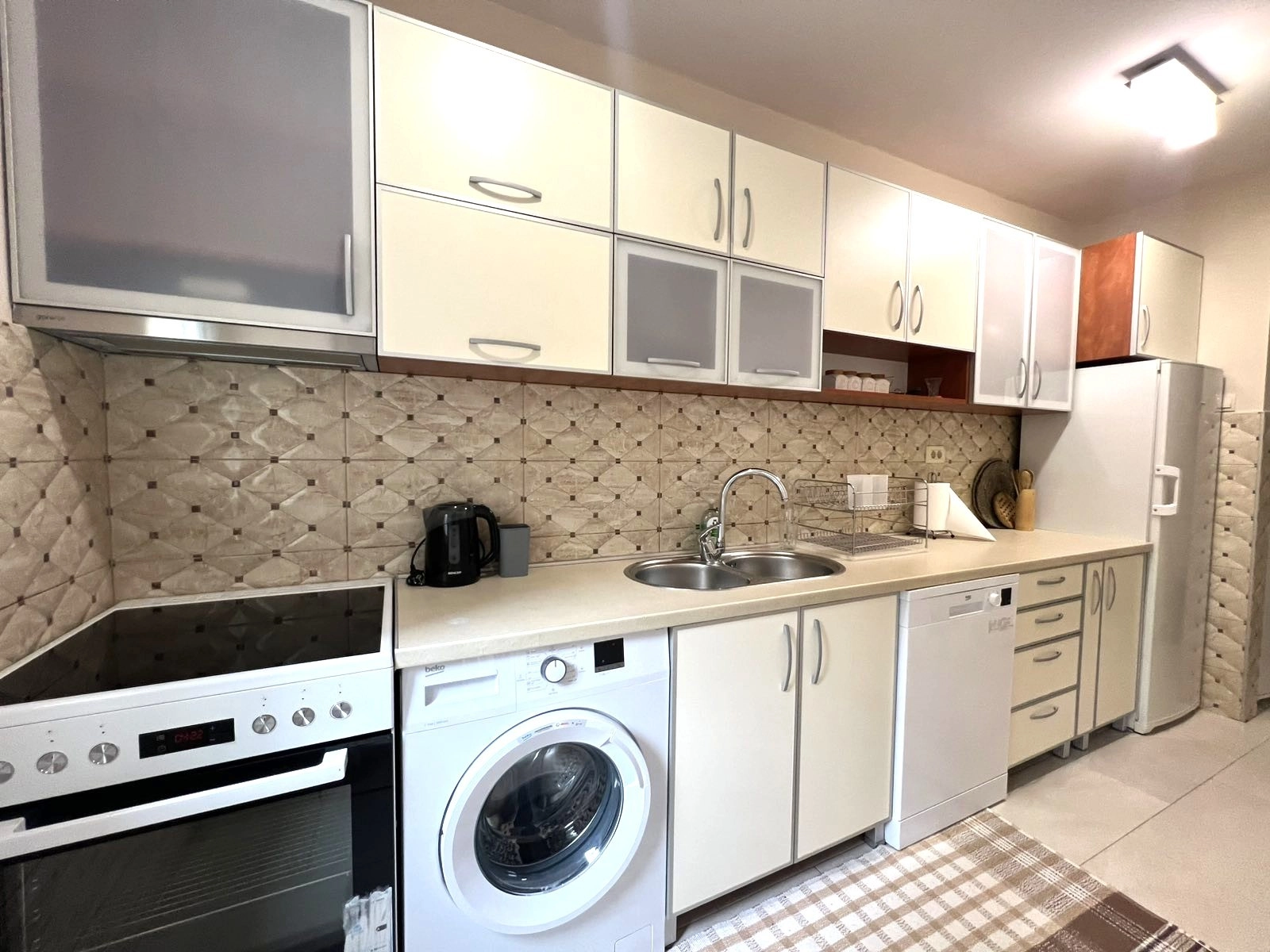 Namjesten-trosoban-stan-u-Bloku-6-Podgorica-2 Izdavanje: Trosoban stan 100 m² – Blok 6, Podgorica — fotografija 3