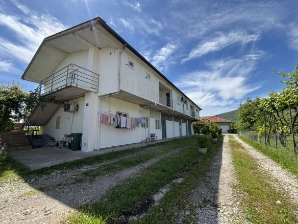 Kuća sa tri stana i placom