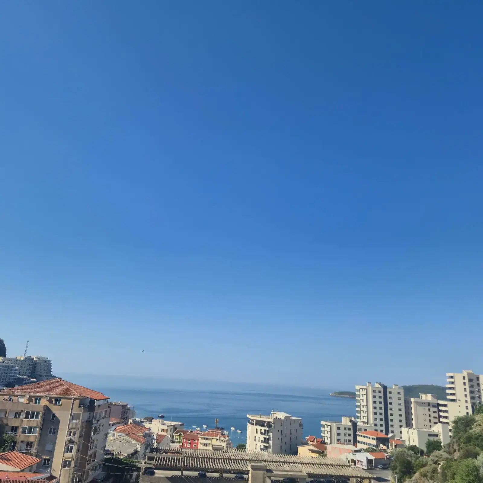 Kuća sa dvorištem i pogledom na more u Bečićima