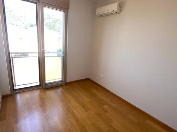 Dvosoban stan sa pogledom na more u Bečićima