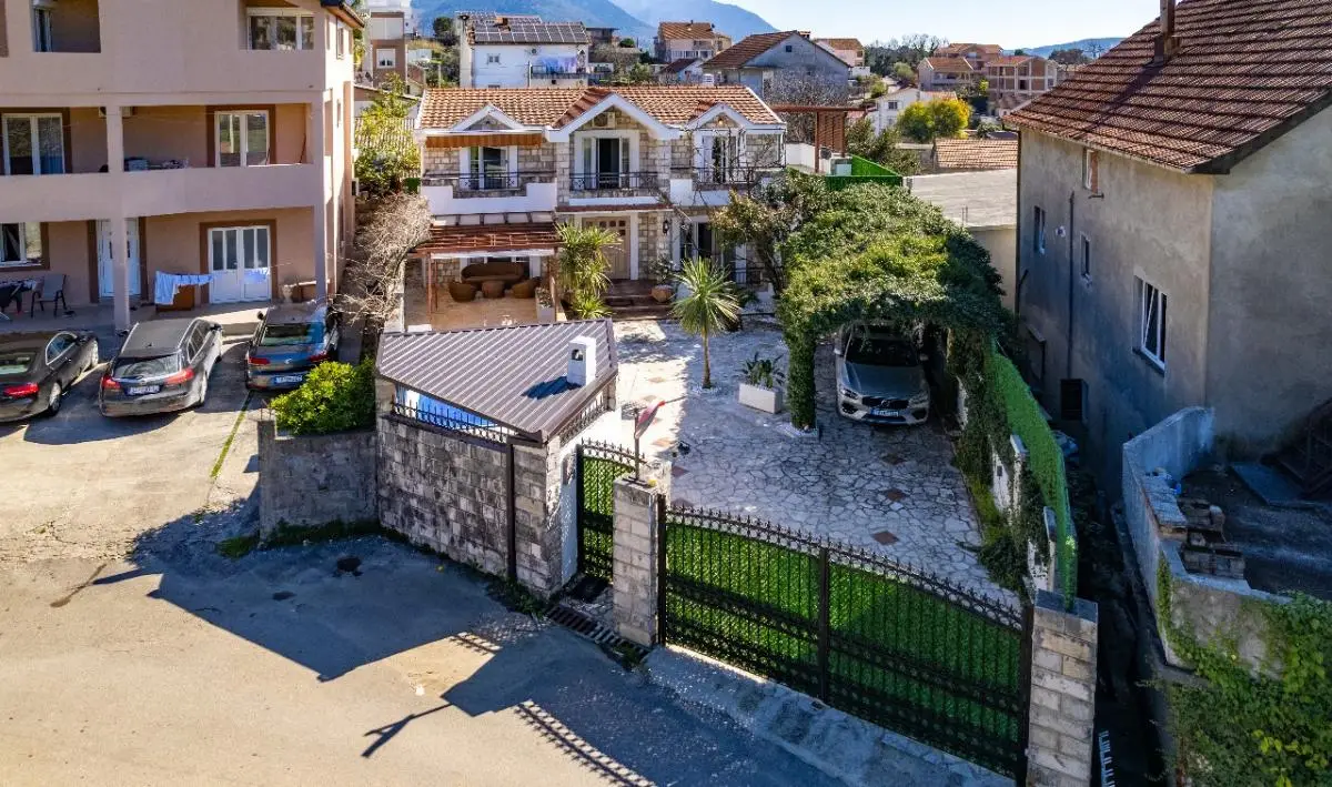 Porodicna-kuca-sa-bazenom-u-Tivtu Porodična kuća sa bazenom u Tivtu
