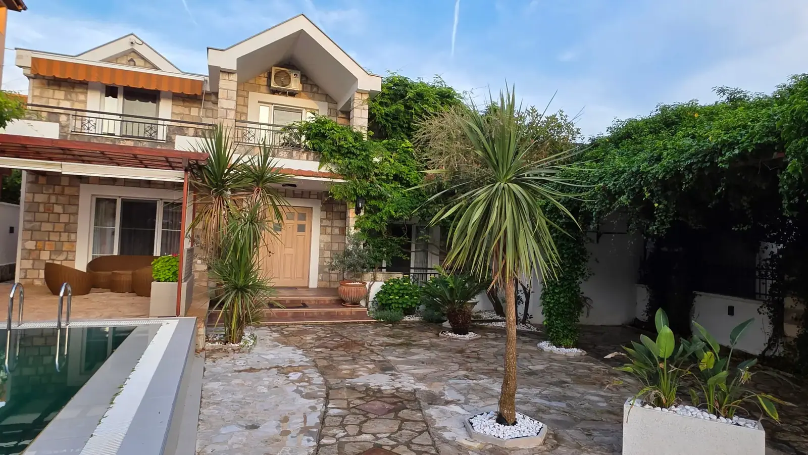 Porodicna-kuca-sa-bazenom-u-Tivtu-1 Kuća 234 m² – Tivat — fotografija 2