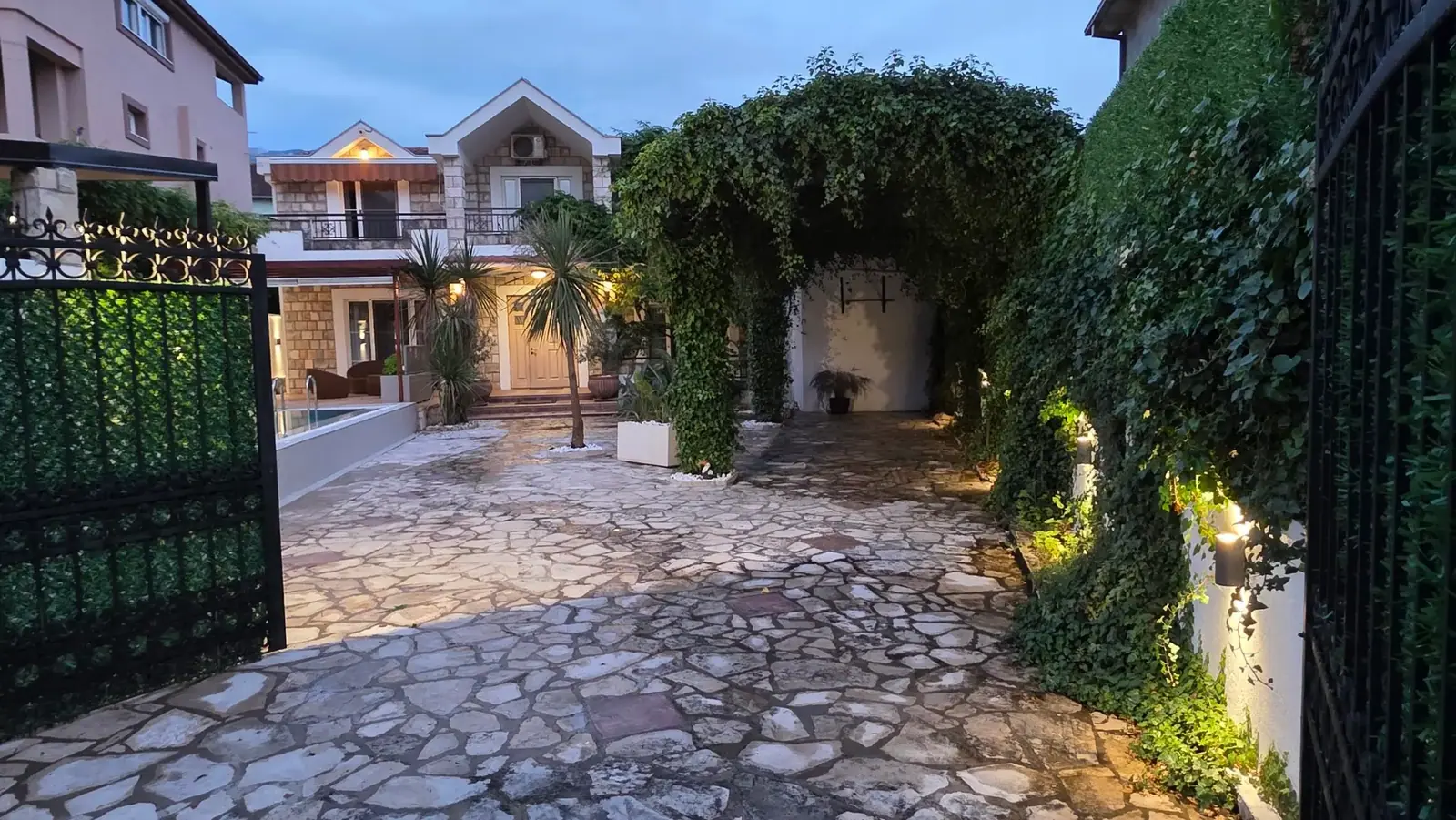 Porodicna-kuca-sa-bazenom-u-Tivtu-2 Kuća 234 m² – Tivat — fotografija 3