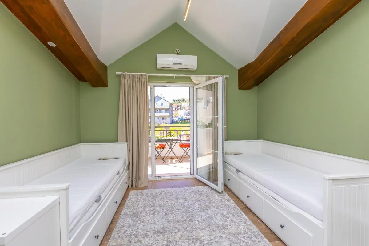 Porodicna-kuca-sa-bazenom-u-Tivtu-7 Kuća 234 m² – Tivat — fotografija 8