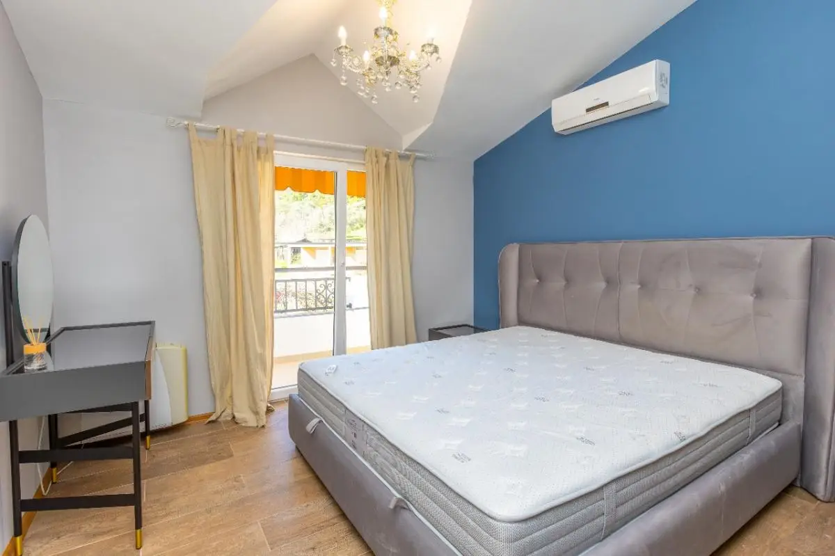 Porodicna-kuca-sa-bazenom-u-Tivtu-8 Kuća 234 m² – Tivat — fotografija 9
