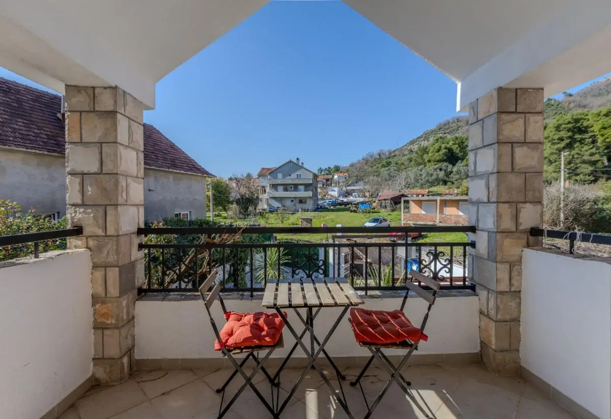 Porodicna-kuca-sa-bazenom-u-Tivtu-9 Kuća 234 m² – Tivat — fotografija 10