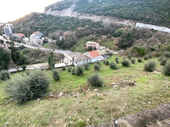 Kaskadni plac sa pogledom na more u Bečićima