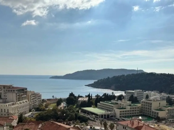 Jednosoban stan sa krovnom terasom u Bečićima