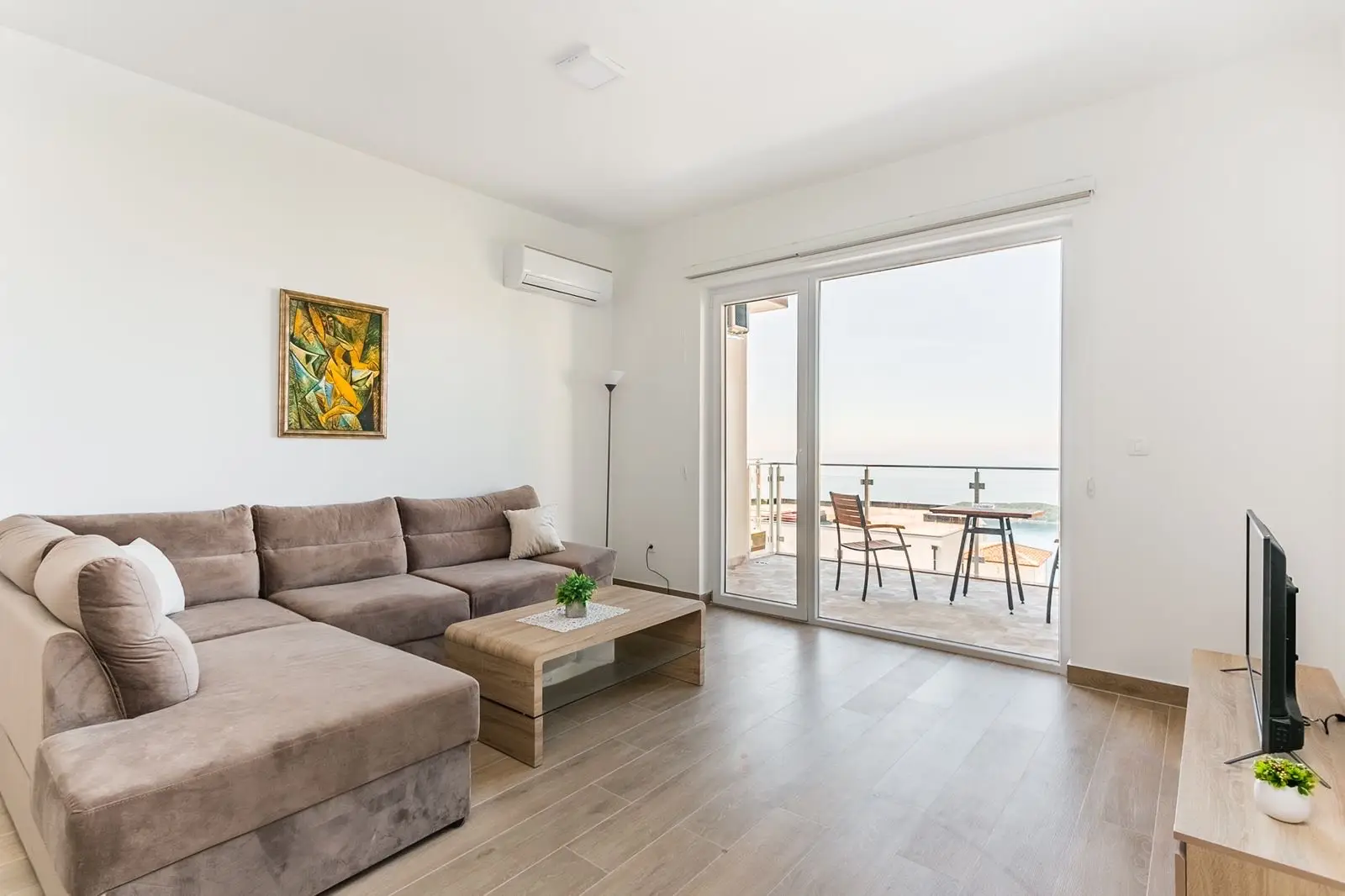Dvosoban-stan-u-naselju-Seoce-Budva-1 Izdavanje: Dvosoban stan 77 m² – Seoce, Budva — fotografija 2