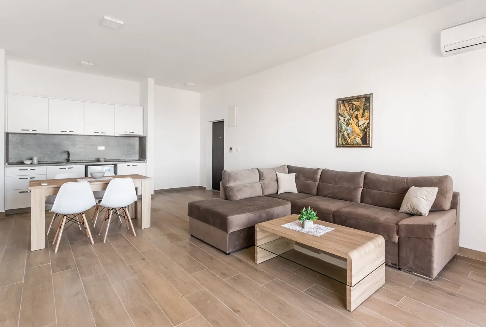 Dvosoban-stan-u-naselju-Seoce-Budva-2 Izdavanje: Dvosoban stan 77 m² – Seoce, Budva — fotografija 3