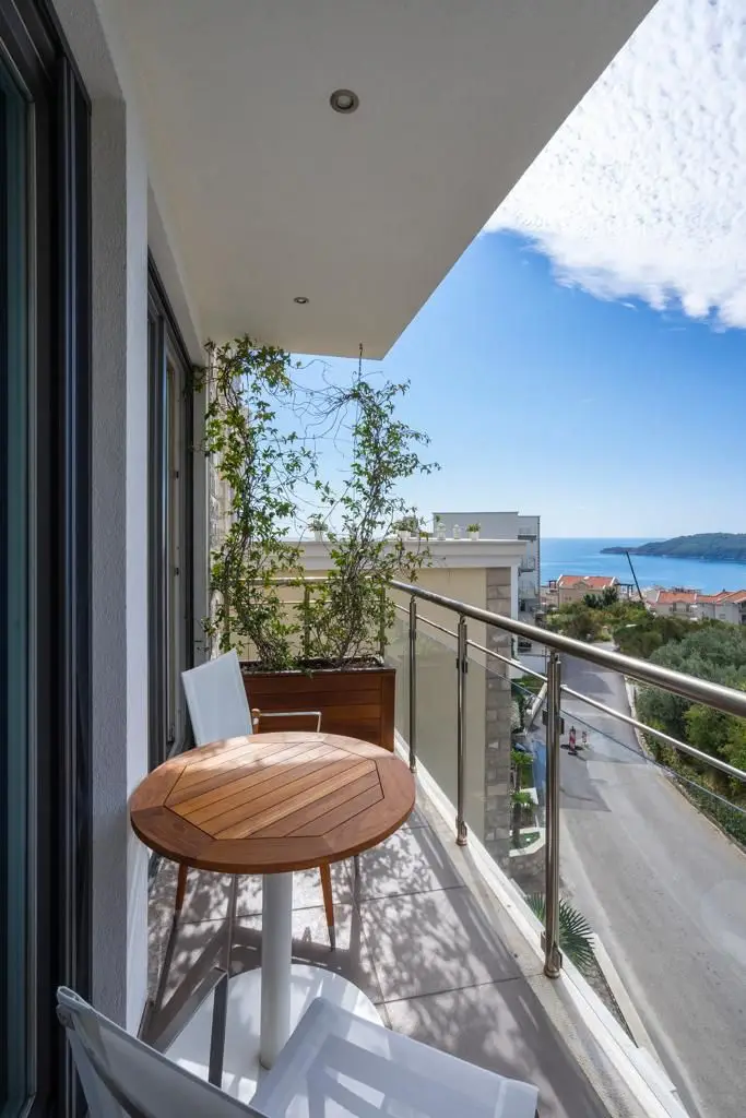 Trosoban-stan-s-pogledom-na-more-u-Becicima-Budva-1 Trosoban stan – Bečići, Budva — fotografija 2