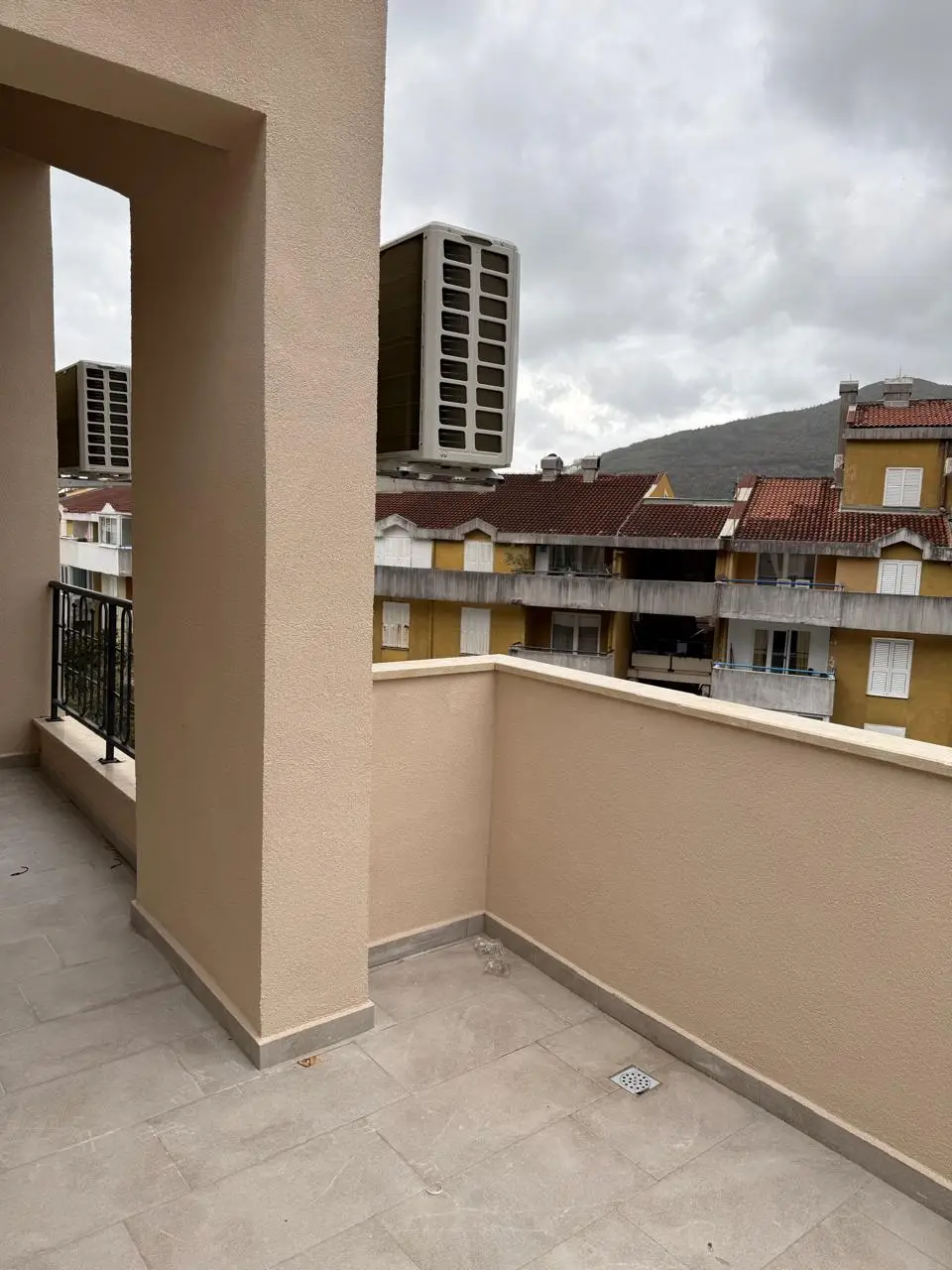 Jednosoban-stan-sa-galerijom-u-novogradnji-Adok-Budva-6 Jednosoban stan 70 m² – Budva — fotografija 7