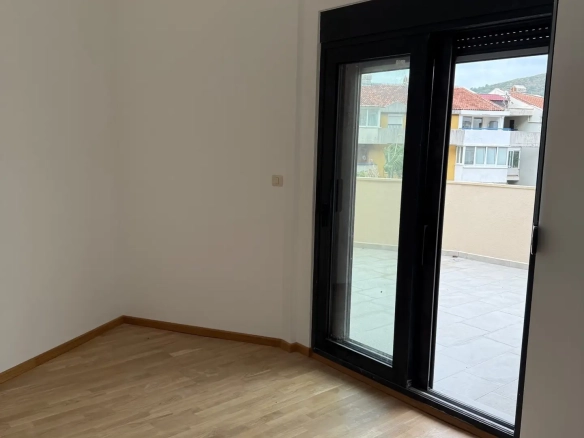 Jednosoban stan sa galerijom i terasom