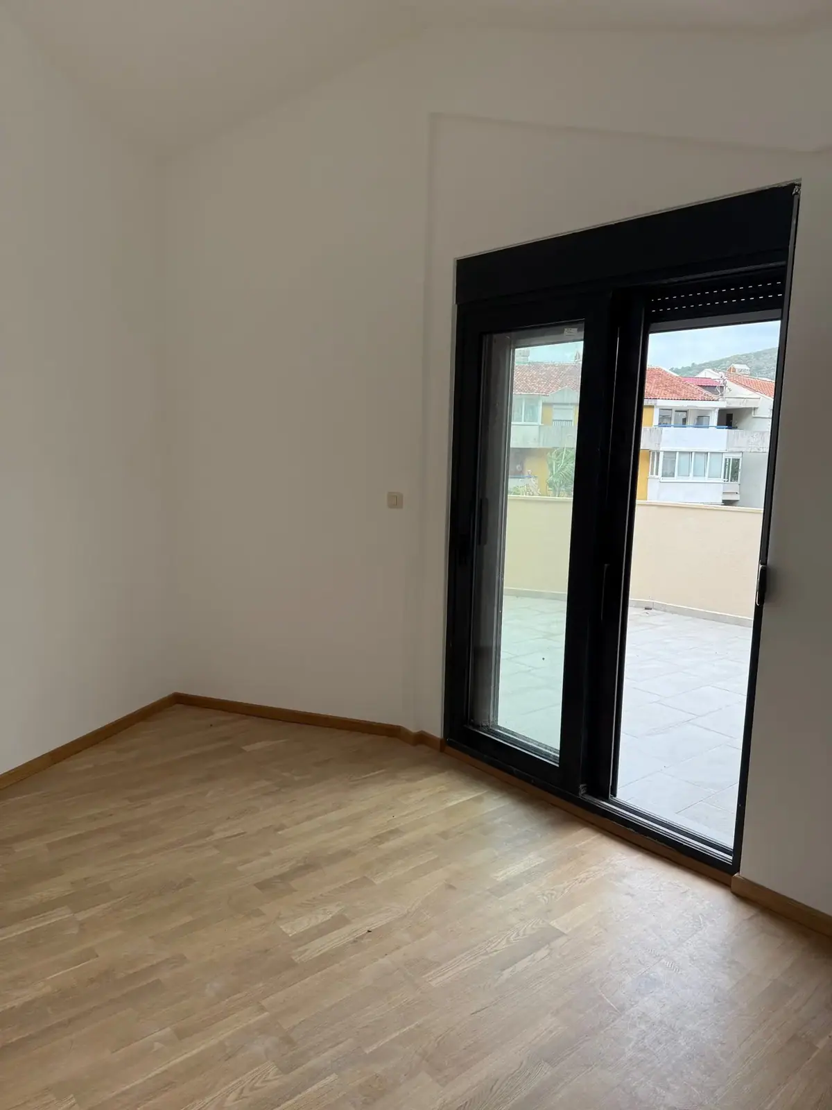 Jednosoban-stan-sa-galerijom-i-terasom-Budva Jednosoban stan sa galerijom i terasom