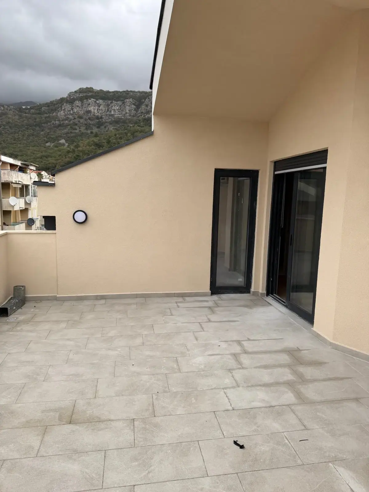 Jednosoban-stan-sa-galerijom-i-terasom-Budva-2 Jednosoban stan – Budva — fotografija 3