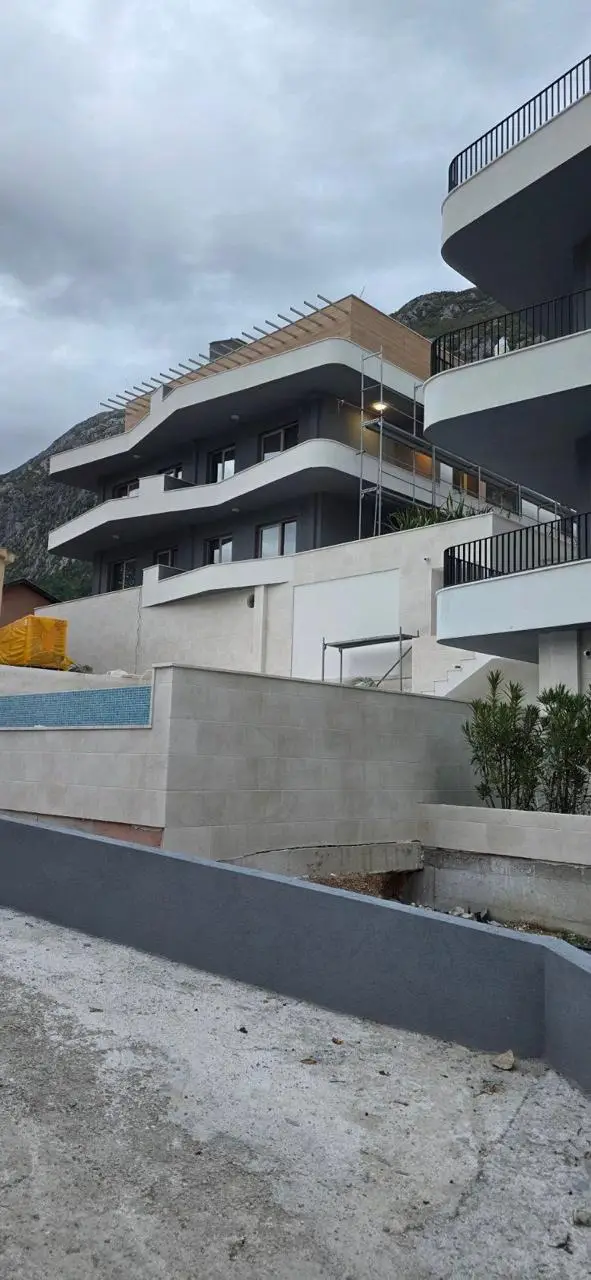 Dvosoban-stan-sa-bazenom-u-Dobroti-Kotor-4 Dvosoban stan 52 m² – Dobrota, Kotor — fotografija 5