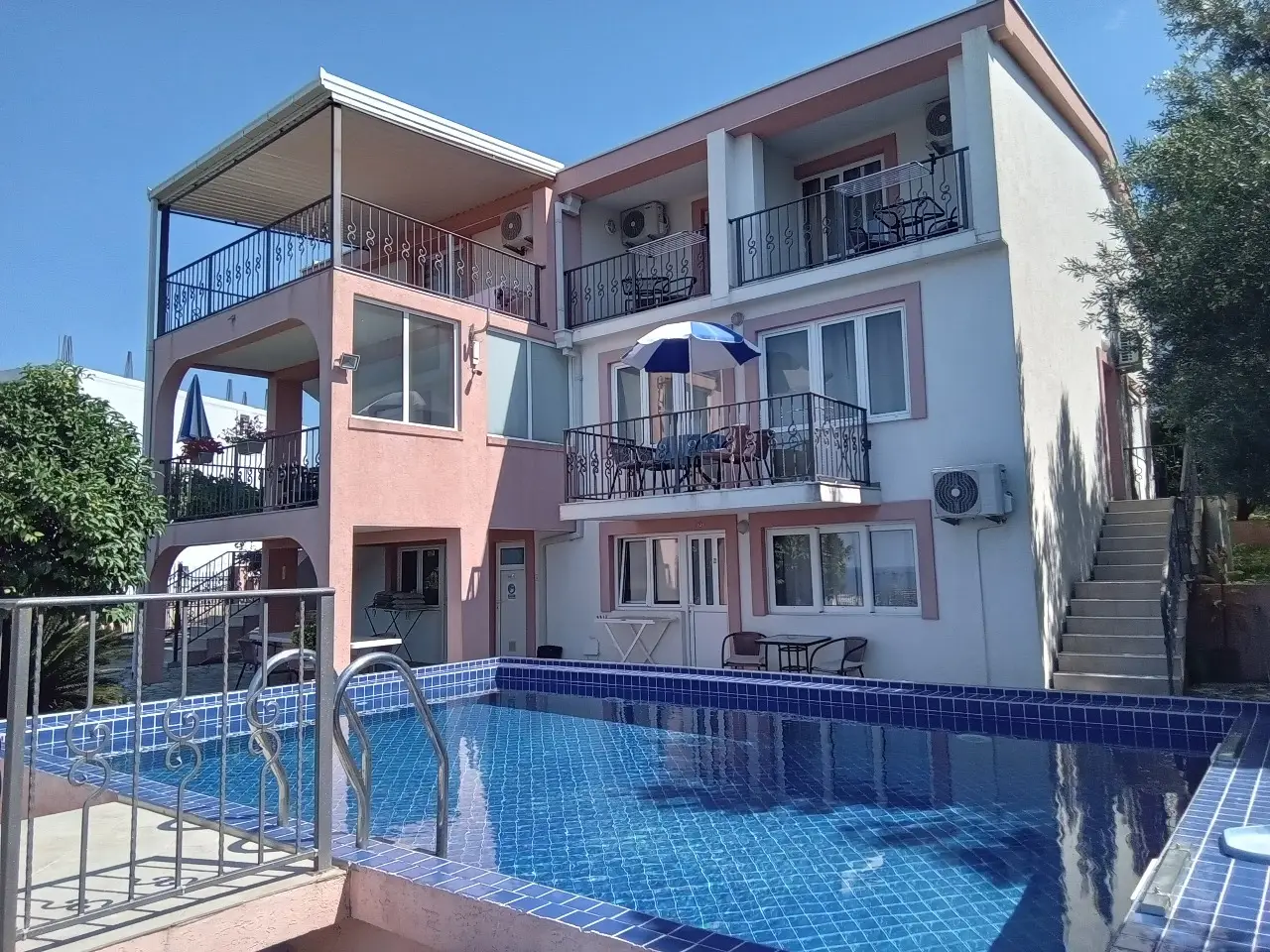 Kuca-sa-bazenom-i-pogledom-na-more-Dobra-Voda-Bar Kuća sa bazenom i pogledom na more