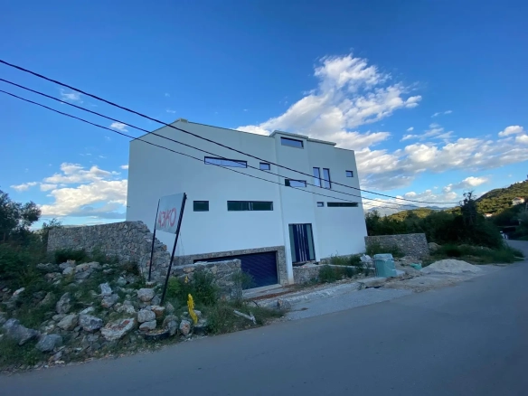 Vila sa bazenom u izgradnji