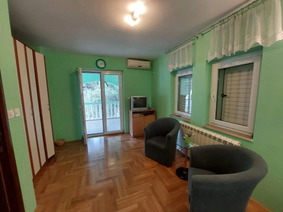 Porodična kuća sa dvorištem u Krašićima