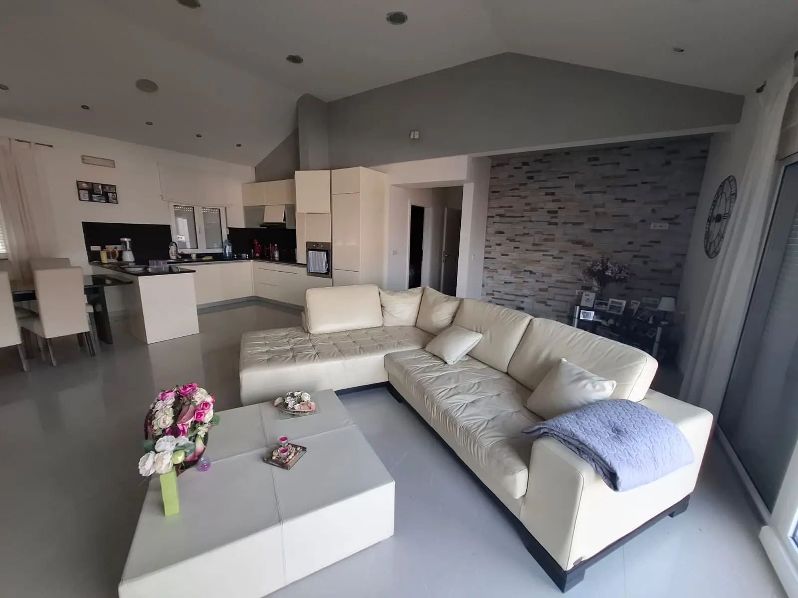 Dvospratna-kuca-sa-bazenom-na-Lustici-3 Kuća 130 m² – Luštica — fotografija 4