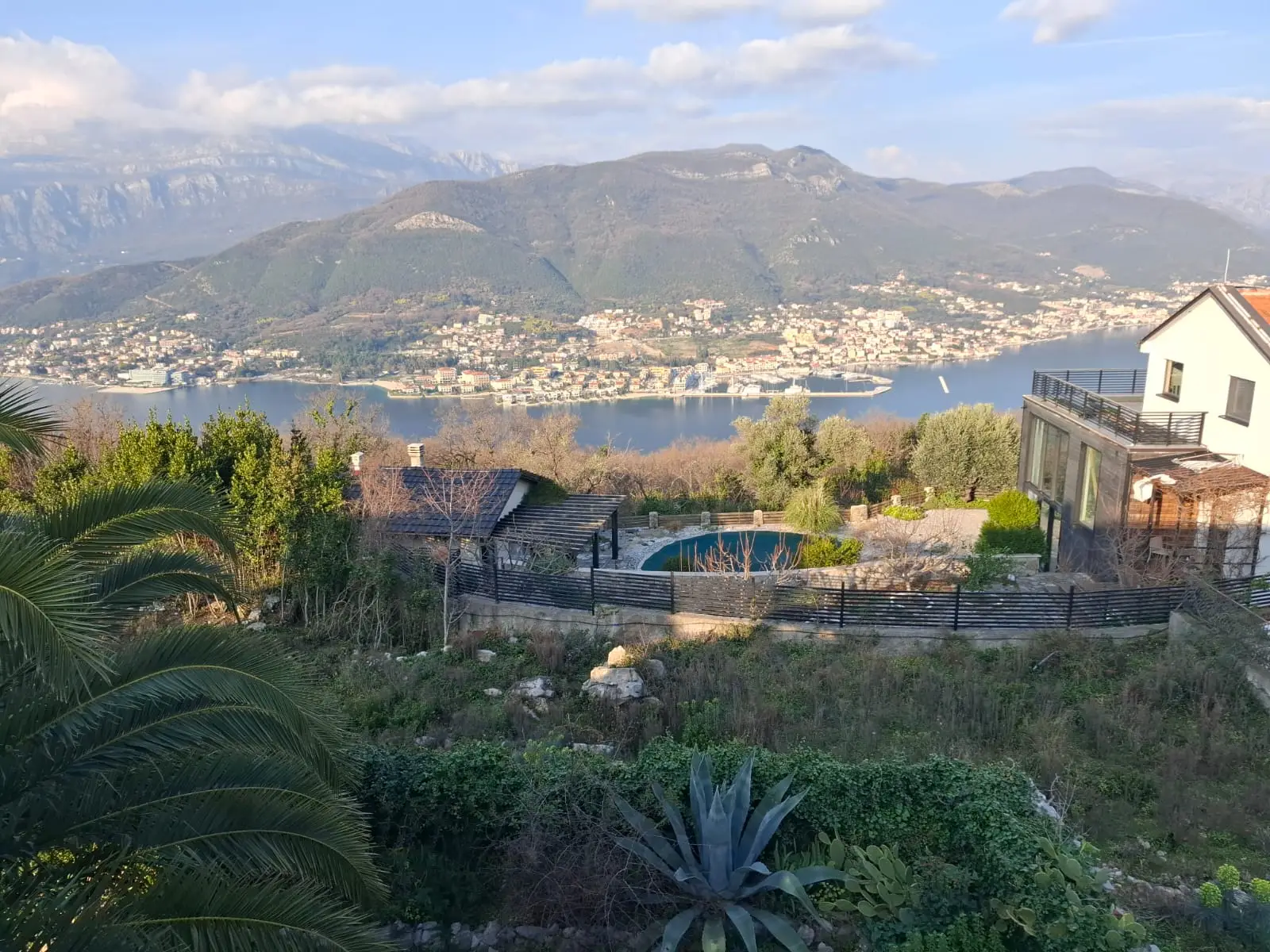 Dvospratna-kuca-sa-bazenom-na-Lustici-6 Kuća 130 m² – Luštica — fotografija 7