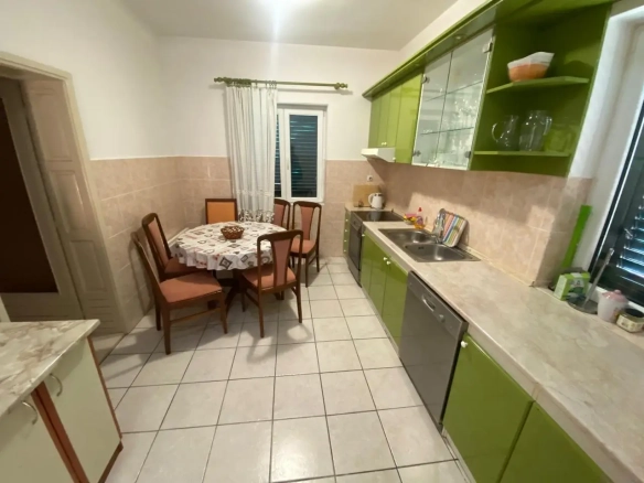 Trospratna kuća sa dvorištem u Krašićima
