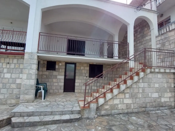 Opremljena kuća sa pogledom na more u Krašićima