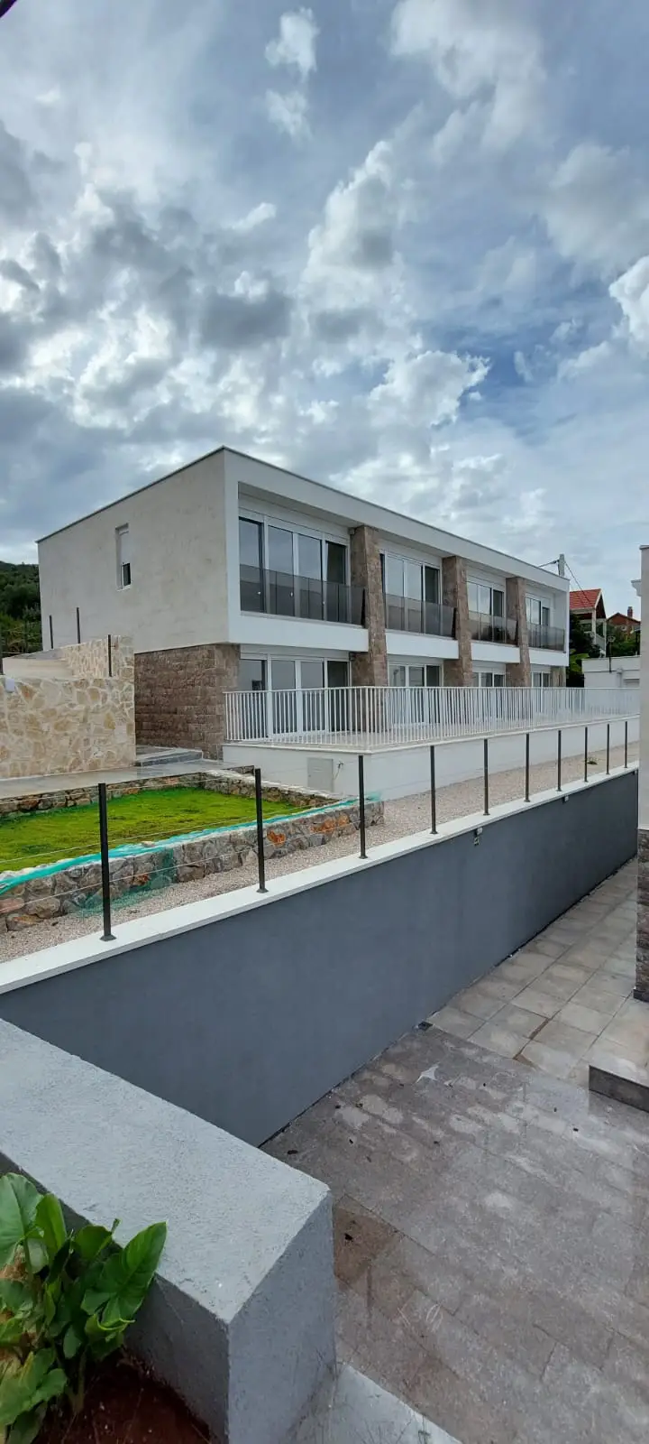 Kuca-sa-pogledom-na-more-u-zatvorenom-kompleksu-Lustica Kuća sa pogledom na more u zatvorenom kompleksu