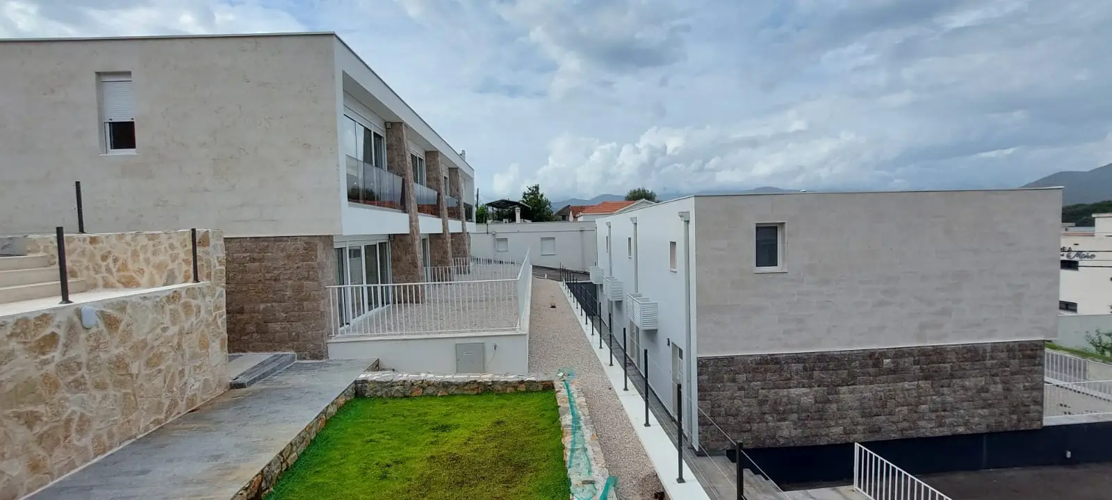 Kuca-sa-pogledom-na-more-u-zatvorenom-kompleksu-Lustica-1 Kuća 75 m² – Luštica — fotografija 2