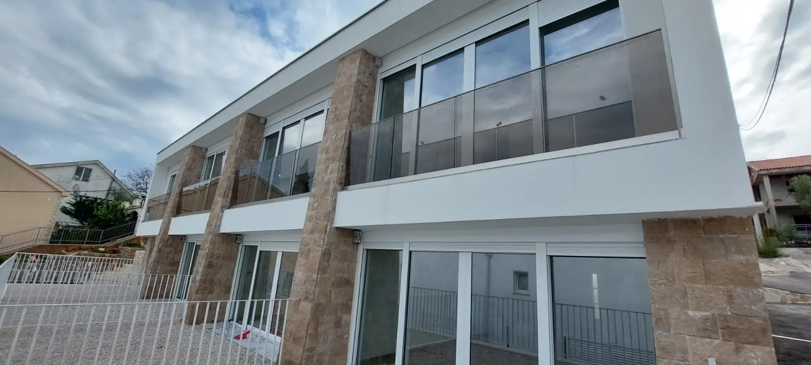 Kuca-sa-pogledom-na-more-u-zatvorenom-kompleksu-Lustica-3 Kuća 75 m² – Luštica — fotografija 4