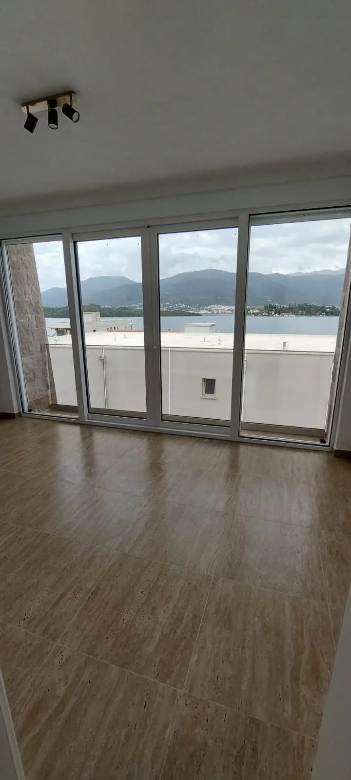 Kuca-sa-pogledom-na-more-u-zatvorenom-kompleksu-Lustica-5 Kuća 75 m² – Luštica — fotografija 6