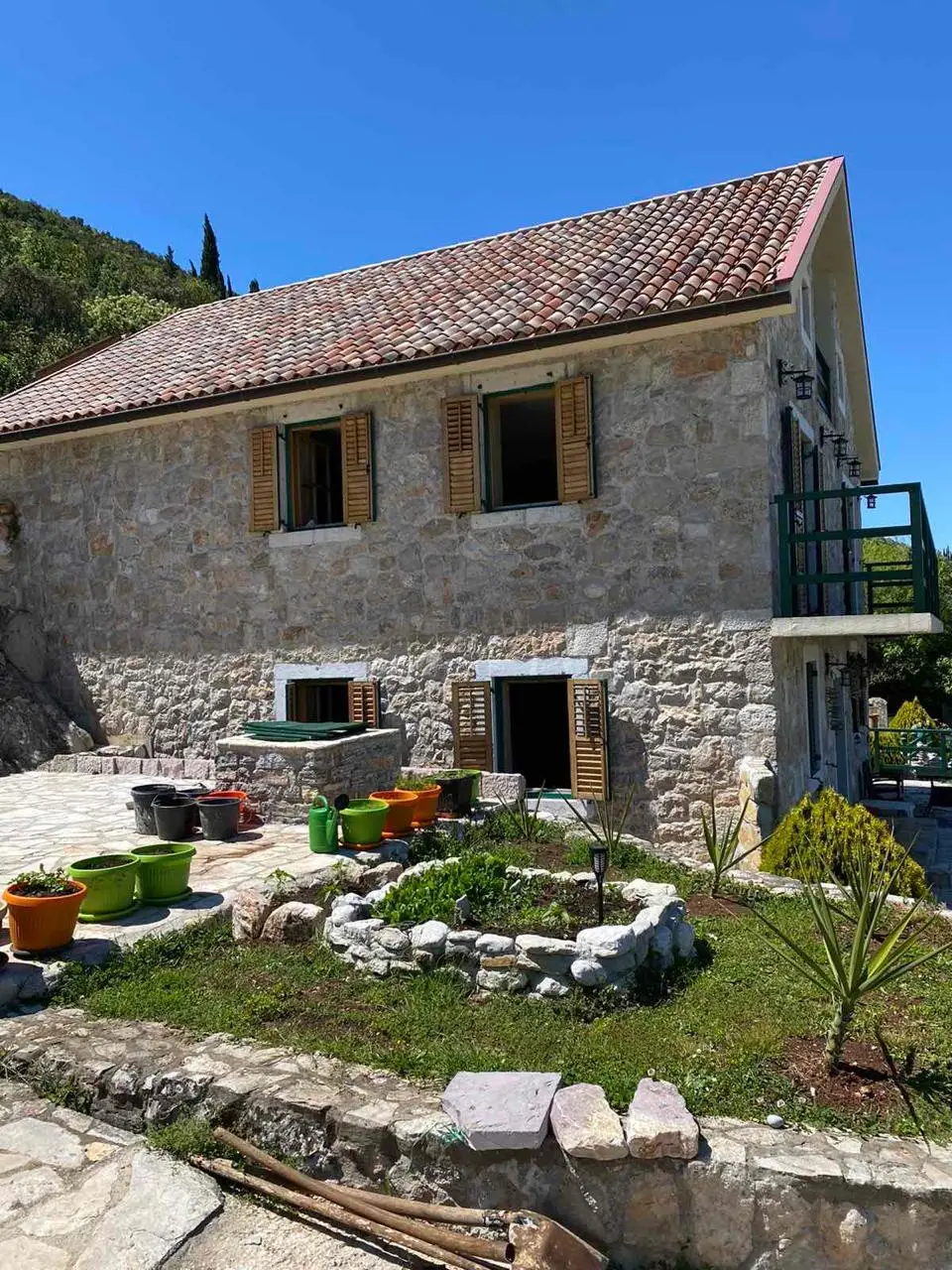 Kamene kuće sa imanjem i pogledom na more